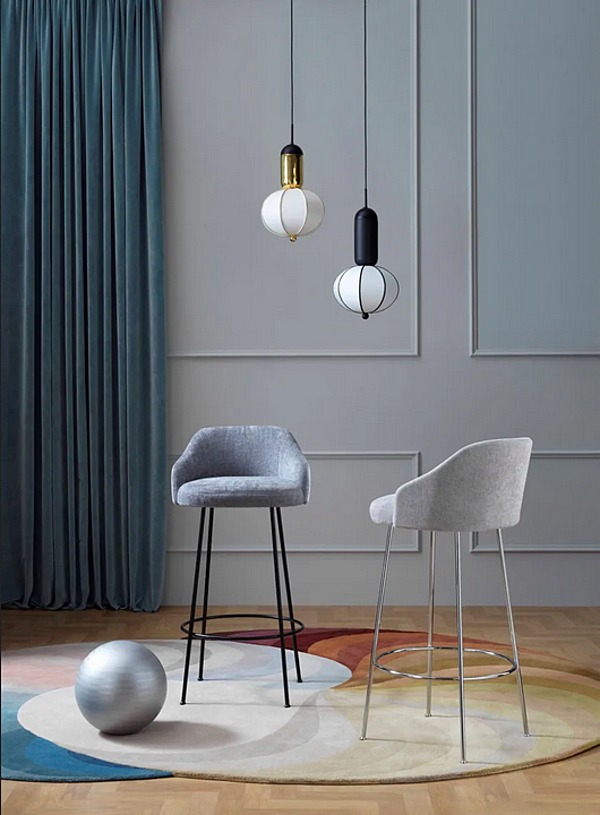 High upholstered fabric stool with back Saba Isabelle factory SABA from Italy. Foto №2