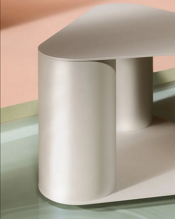 Triangular metal coffee table Tres Saba factory SABA from Italy. Foto №9