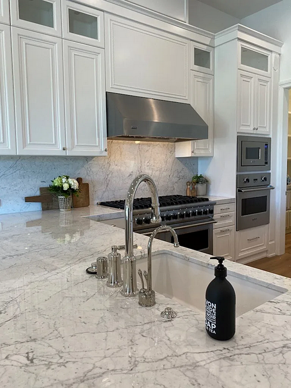 Custom Solid Wood Kitchen with Island and Handles Martini Interiors Bakersfield factory MARTINI INTERIORS from Italy. Foto №3