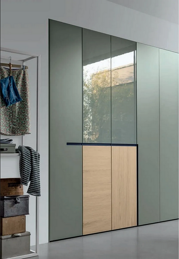 Sectional wardrobe Aria Kristalia with sliding doors and wooden finish factory Kristalia from Italy. Foto №5