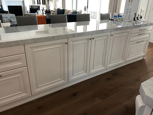 Custom Solid Wood Kitchen with Island and Handles Martini Interiors Bakersfield factory MARTINI INTERIORS from Italy. Foto №2
