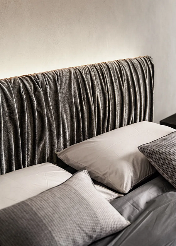 Double bed with upholstered headboard steel LAGO Replis factory LAGO from Italy. Foto №3
