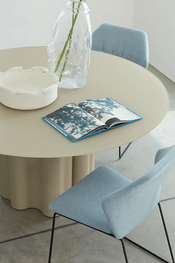 Oval table with polyurethane base and lacquered glass top Saba Teatro Magico factory SABA from Italy. Foto №9