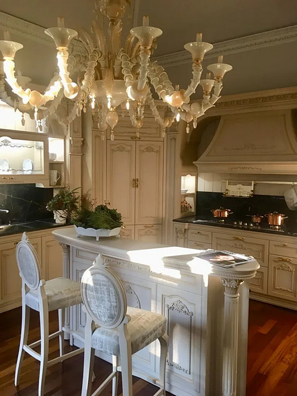 Kitchen with island Desiderio Martini Interiors factory MARTINI INTERIORS from Italy. Foto №4