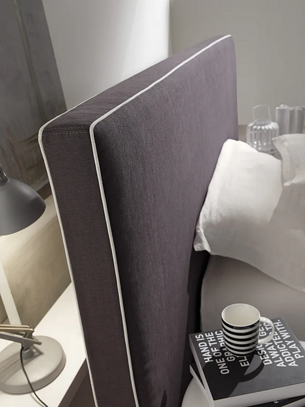 Full size upholstered bed with padded headboard Duomo Design Mono Alto factory Duomo Design from Italy. Foto №3