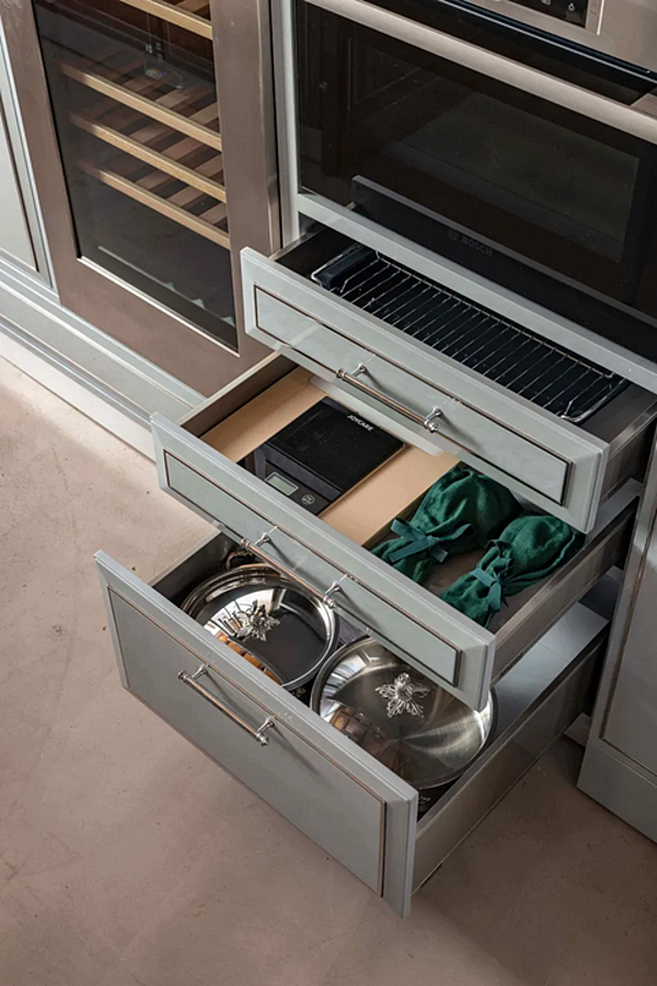 Custom Eucalyptus Kitchen with Handles and Peninsula Martini Interiors Essenza Numero5 factory MARTINI INTERIORS from Italy. Foto №9