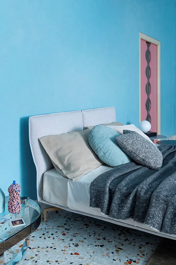 Double bed with upholstered headboard fabric Saba Avant Apres factory SABA from Italy. Foto №5