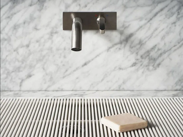 Wall mounted stainless steel washbasin mixer with square plate AGAPE factory Agape from Italy. Foto №1