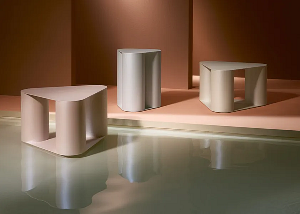 Triangular metal coffee table Tres Saba factory SABA from Italy. Foto №6