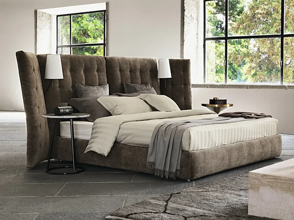 Bed with high angled headboard upholstered Flou Paravento factory Flou from Italy. Foto №5