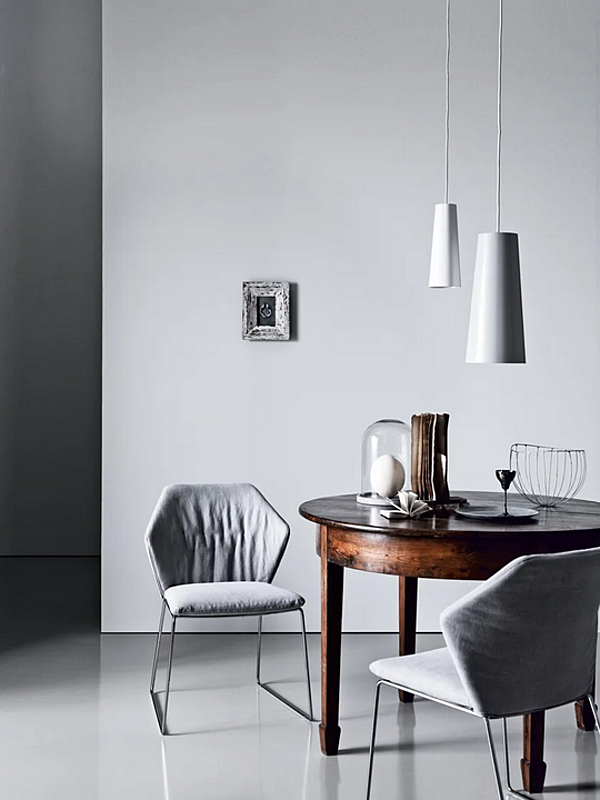 Upholstered fabric chair with sled base Saba New York factory SABA from Italy. Foto №3