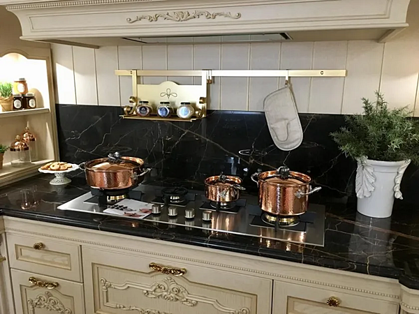 Kitchen with island Desiderio Martini Interiors factory MARTINI INTERIORS from Italy. Foto №3