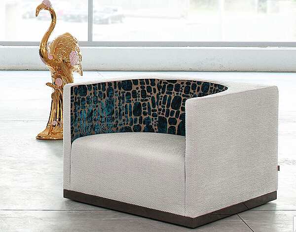 Fabric armchair with armrests ERBA ITALIA EROS factory ERBA ITALIA from Italy. Foto №1