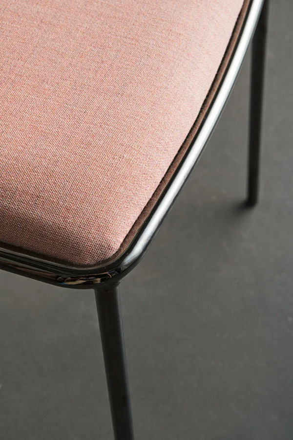 Upholstered fabric chair Pletra LAGO factory LAGO from Italy. Foto №3