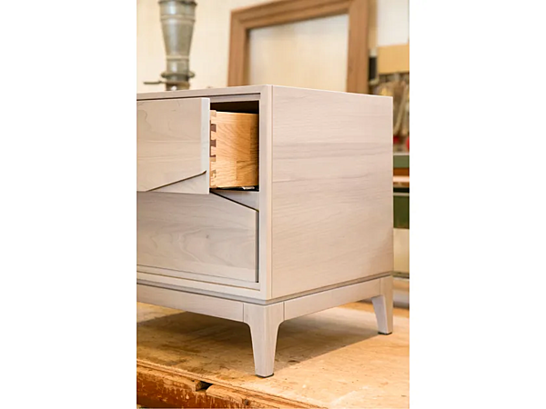 Solid wood bedside table with drawers DALE M 631 factory DALE from Italy. Foto №9