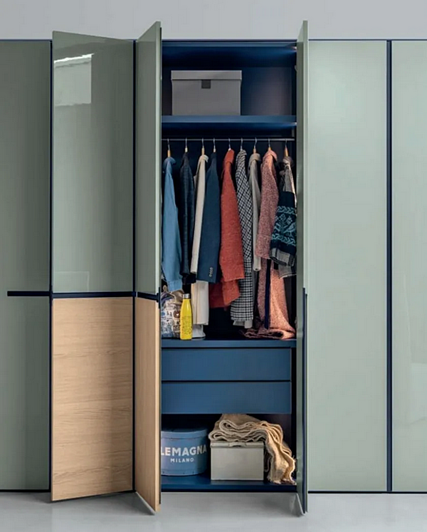 Sectional wardrobe Aria Kristalia with sliding doors and wooden finish factory Kristalia from Italy. Foto №3