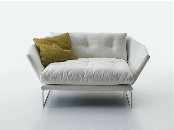 Upholstered fabric lounge chair with armrests Saba New York Suite factory SABA from Italy. Foto №2