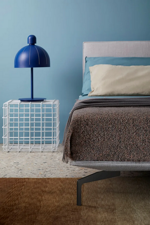 Double bed with upholstered headboard fabric Saba Avant Apres factory SABA from Italy. Foto №6