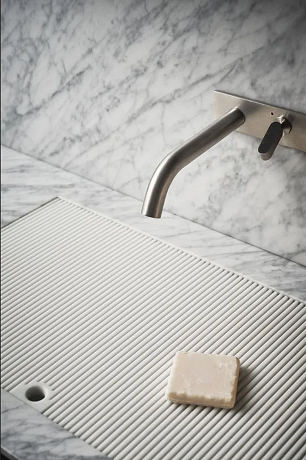 Wall mounted stainless steel washbasin mixer with square plate AGAPE factory Agape from Italy. Foto №4
