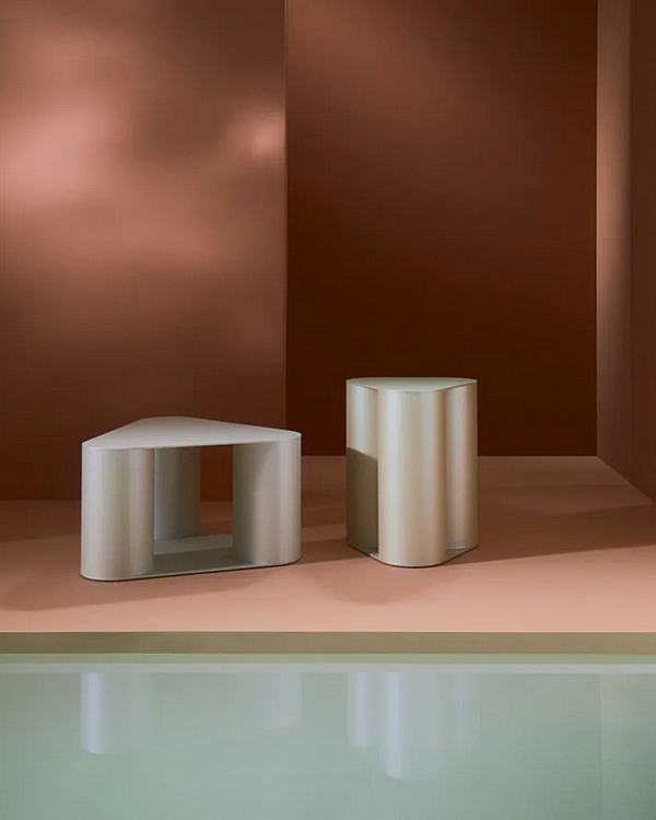 Triangular metal coffee table Tres Saba factory SABA from Italy. Foto №7