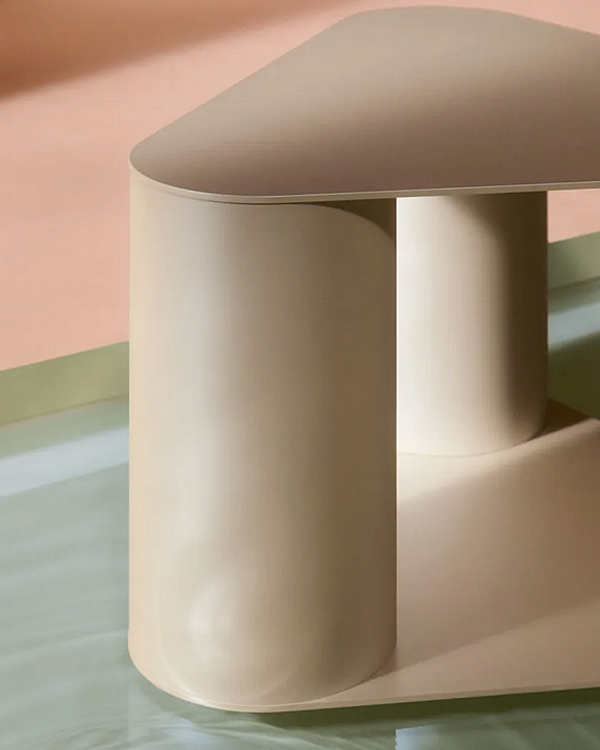 Triangular metal coffee table Tres Saba factory SABA from Italy. Foto №8