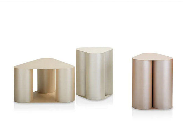 Triangular metal coffee table Tres Saba factory SABA from Italy. Foto №1