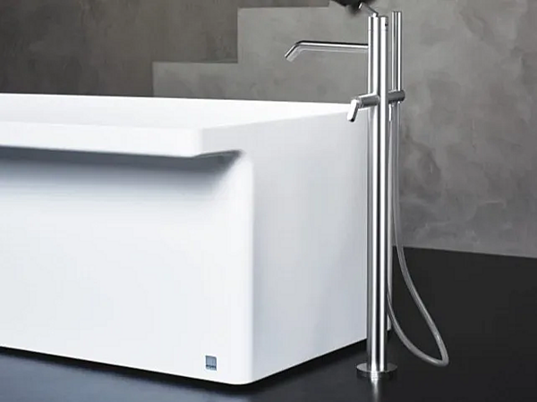 Floor standing stainless steel bathtub mixer with hand shower AGAPE Square factory Agape from Italy. Foto №1