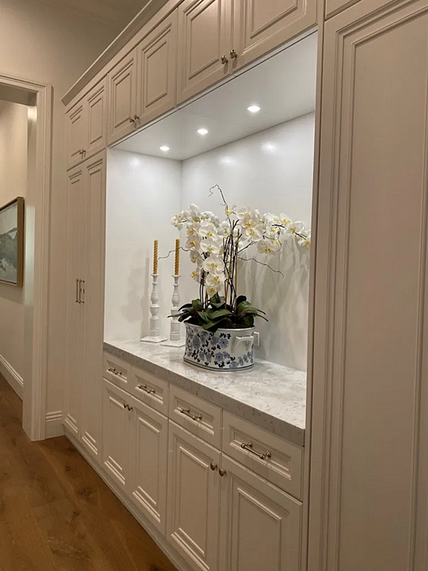 Custom Solid Wood Kitchen with Island and Handles Martini Interiors Bakersfield factory MARTINI INTERIORS from Italy. Foto №8