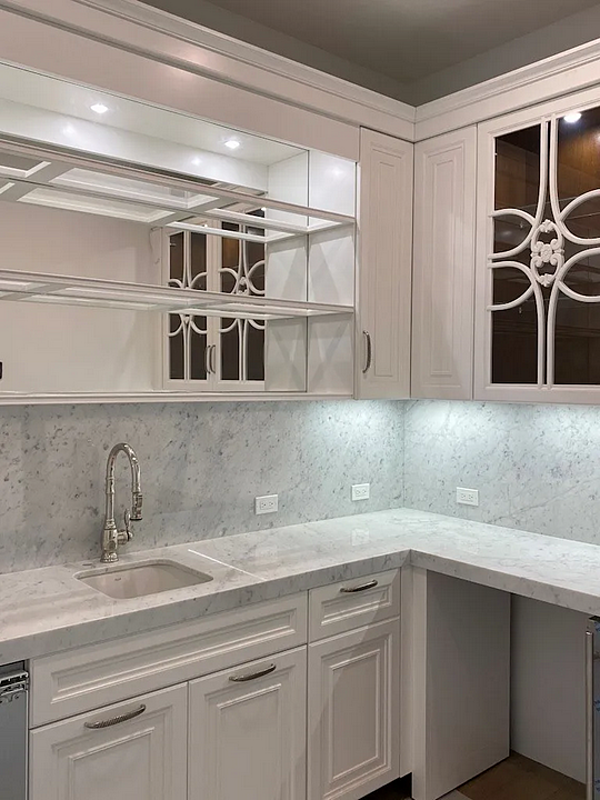 Custom Solid Wood Kitchen with Island and Handles Martini Interiors Bakersfield factory MARTINI INTERIORS from Italy. Foto №6