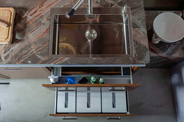 Custom Eucalyptus Kitchen with Handles and Peninsula Martini Interiors Essenza Numero5 factory MARTINI INTERIORS from Italy. Foto №2