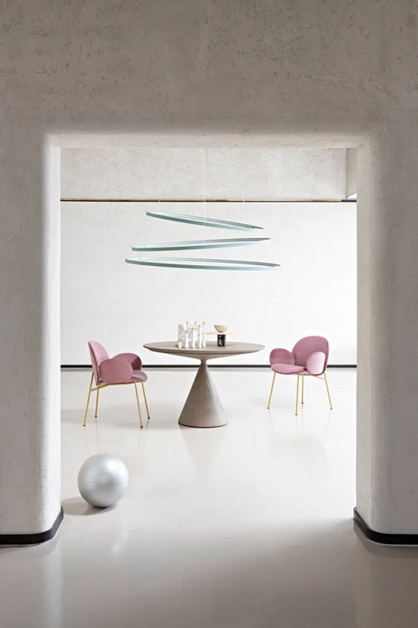 Upholstered fabric chair with armrests Saba Ola factory SABA from Italy. Foto №4