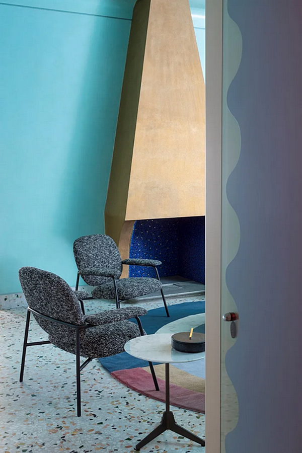 Fabric easy chair with armrests Saba Philo factory SABA from Italy. Foto №5