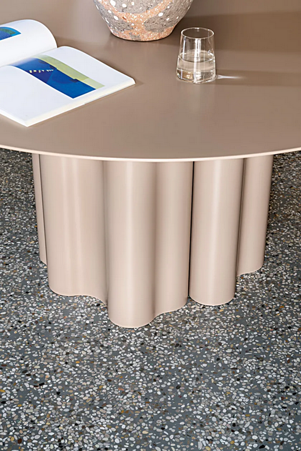 Round table with polyurethane base and lacquered MDF top Saba Teatro Magico factory SABA from Italy. Foto №5