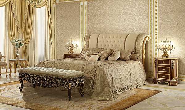 Classic bedroom with dark walnut marquetry, beige and gold fabric upholstery factory MODENESE GASTONE from Italy. Foto №1