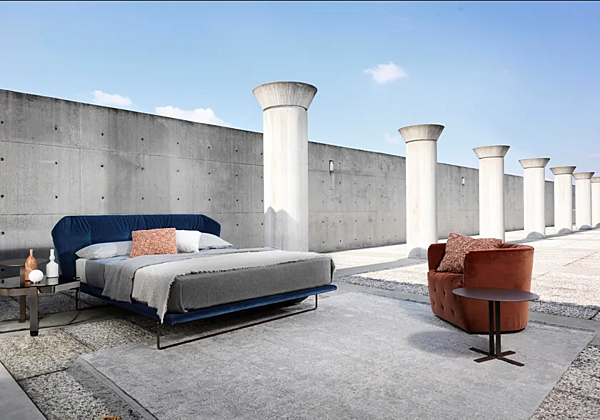 Double bed with upholstered headboard fabric Saba New York Air factory SABA from Italy. Foto №2