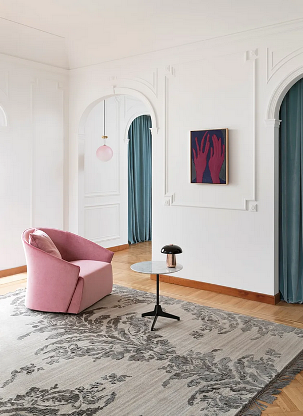 Fabric armchair with removable cover and armrests Saba Bustier factory SABA from Italy. Foto №4