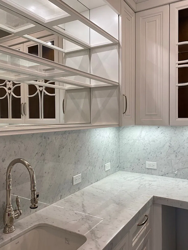 Custom Solid Wood Kitchen with Island and Handles Martini Interiors Bakersfield factory MARTINI INTERIORS from Italy. Foto №4