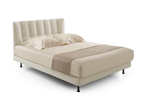 Double bed with upholstered headboard fabric LIGNE ROSET Evisa factory LIGNE ROSET from Italy. Foto №1