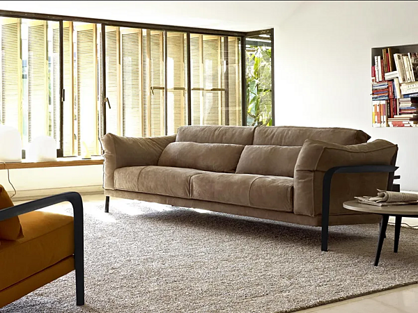 Leather sofa with upholstered back CITYLOFT LIGNE ROSET factory LIGNE ROSET from Italy. Foto №3