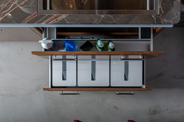 Custom Eucalyptus Kitchen with Handles and Peninsula Martini Interiors Essenza Numero5 factory MARTINI INTERIORS from Italy. Foto №13
