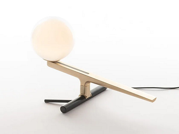 LED table lamp in brass and blown glass Artemide Yanzi 1101010A factory Artemide from Italy. Foto №1