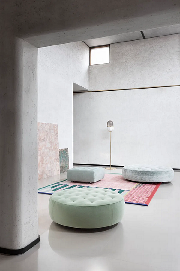 Round fabric pouf with castors Saba Cookie factory SABA from Italy. Foto №3