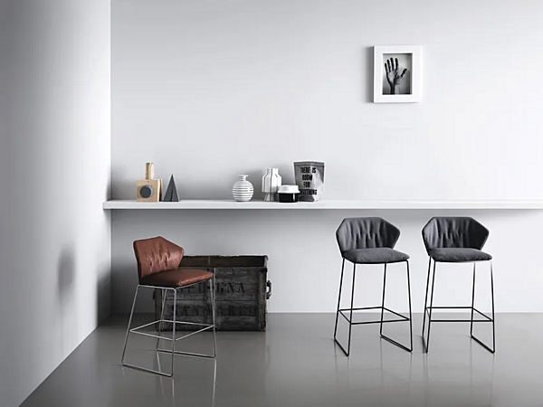 Fabric stool with footrest Saba New York factory SABA from Italy. Foto №4