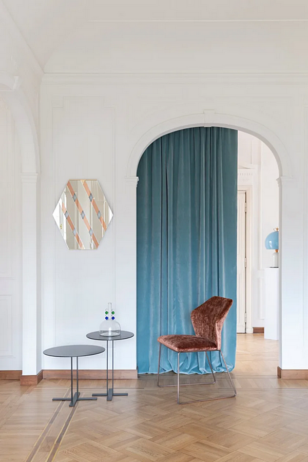 Upholstered fabric chair with sled base Saba New York factory SABA from Italy. Foto №5