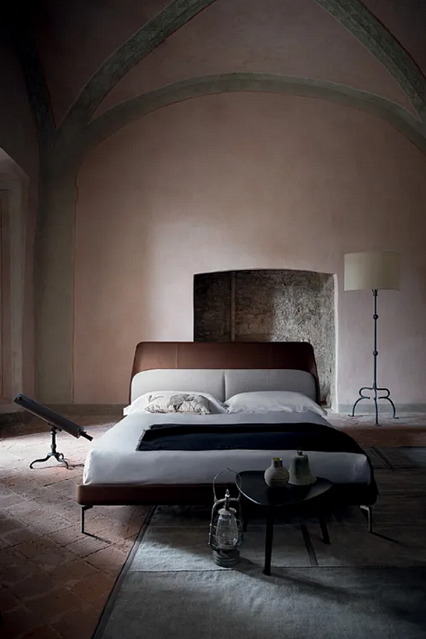 Leather bed with upholstered headboard Coupe POLTRONA FRAU factory POLTRONA FRAU from Italy. Foto №7