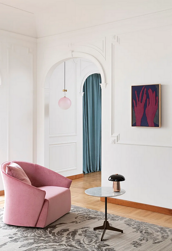 Fabric armchair with removable cover and armrests Saba Bustier factory SABA from Italy. Foto №3