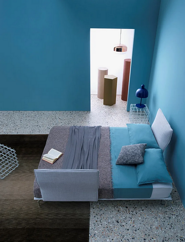 Double bed with upholstered headboard fabric Saba Avant Apres factory SABA from Italy. Foto №4