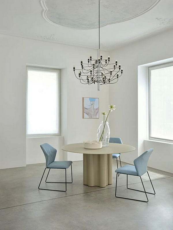 Oval table with polyurethane base and lacquered glass top Saba Teatro Magico factory SABA from Italy. Foto №8