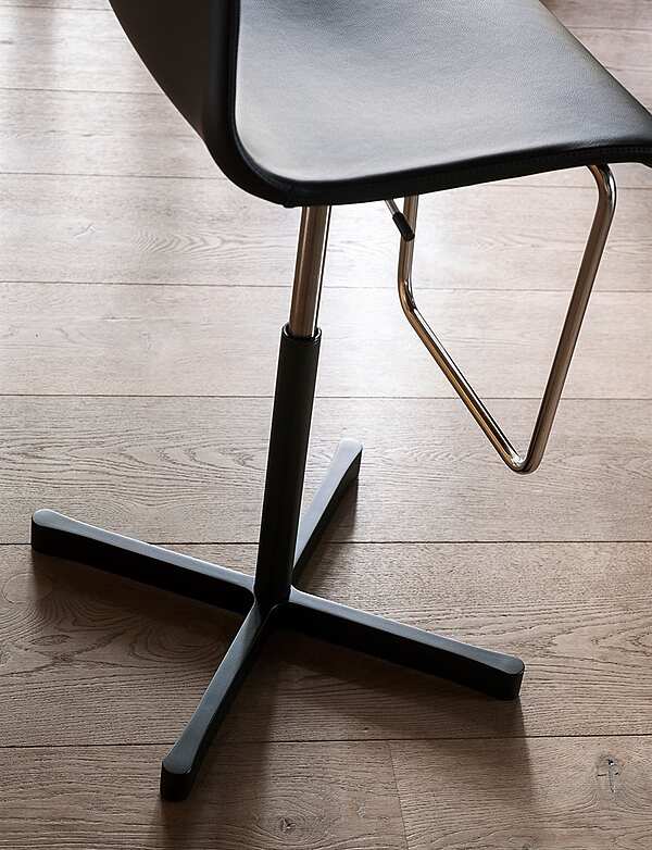 Bar stool DESALTO Wok - swivelling barstool 535 factory DESALTO from Italy. Foto №6
