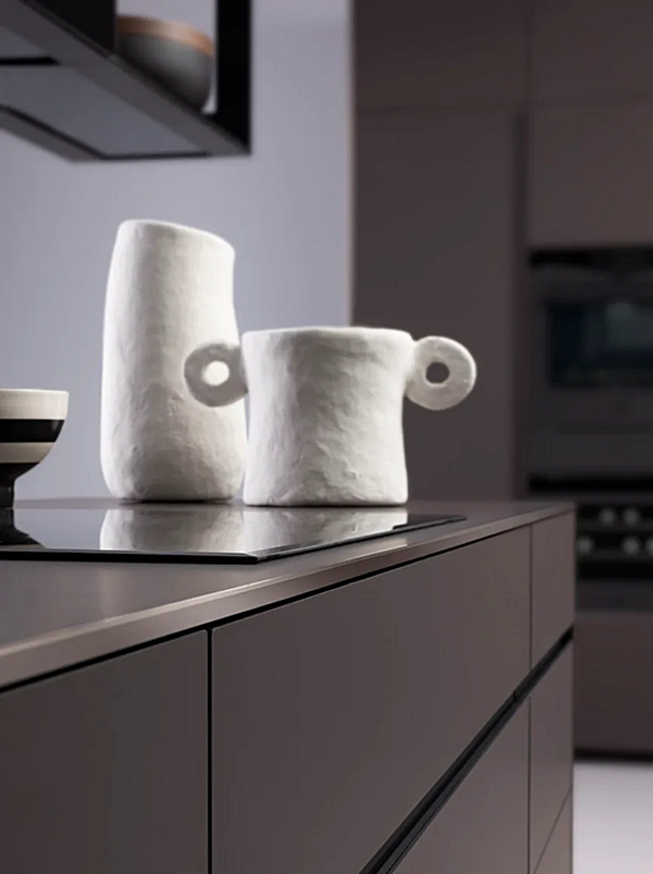 Laminate Fitted Kitchen with Island Without Handles Riciclantica Outline Chocolate VALCUCINE factory VALCUCINE from Italy. Foto №5